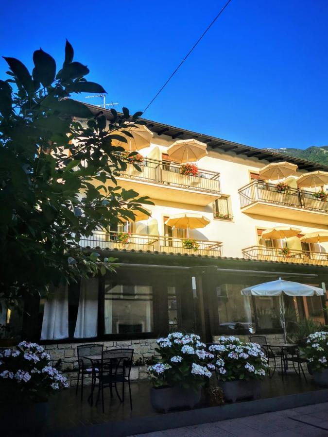 Albergo Al Pescatore Brenzone sul Garda Esterno foto