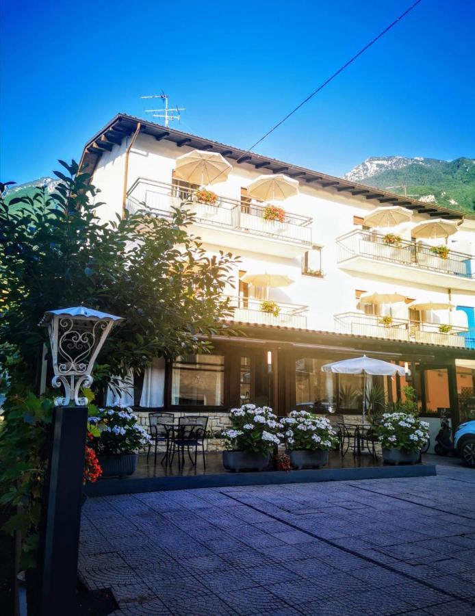 Albergo Al Pescatore Brenzone sul Garda Esterno foto