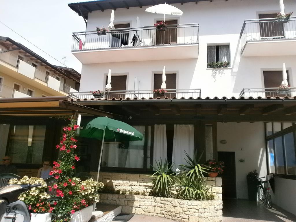 Albergo Al Pescatore Brenzone sul Garda Esterno foto