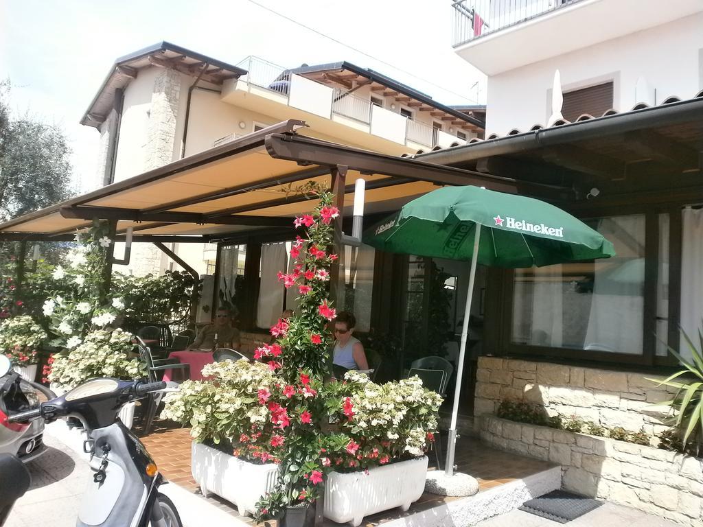 Albergo Al Pescatore Brenzone sul Garda Esterno foto