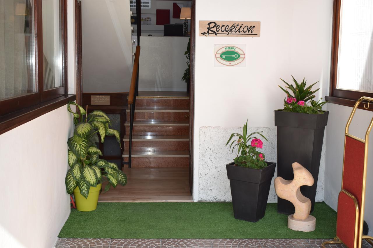 Albergo Al Pescatore Brenzone sul Garda Esterno foto