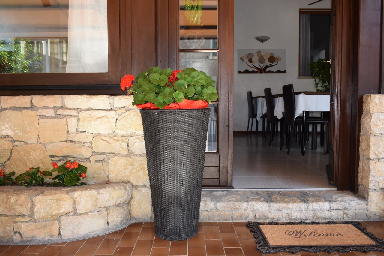 Albergo Al Pescatore Brenzone sul Garda Esterno foto