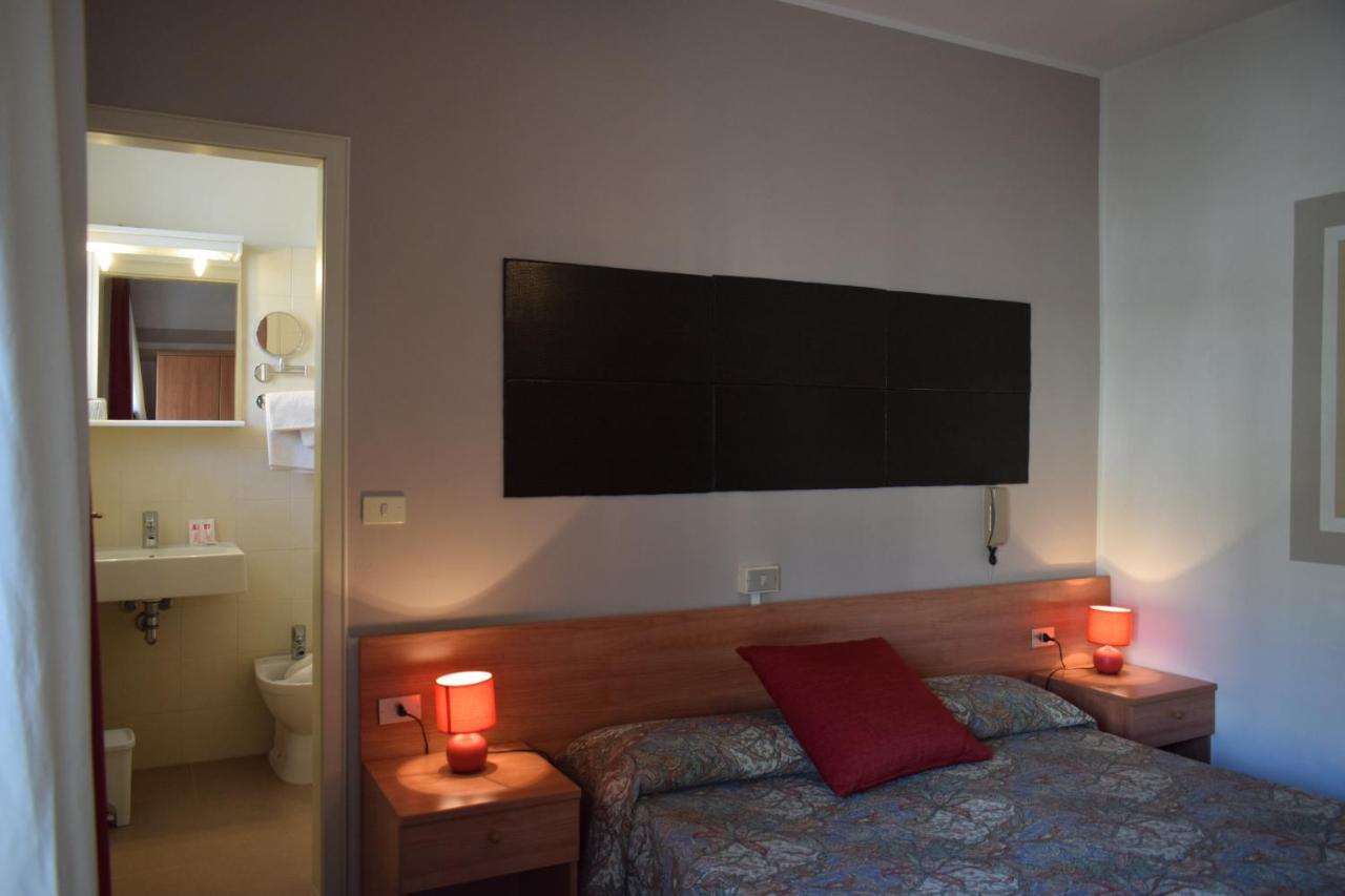 Albergo Al Pescatore Brenzone sul Garda Esterno foto