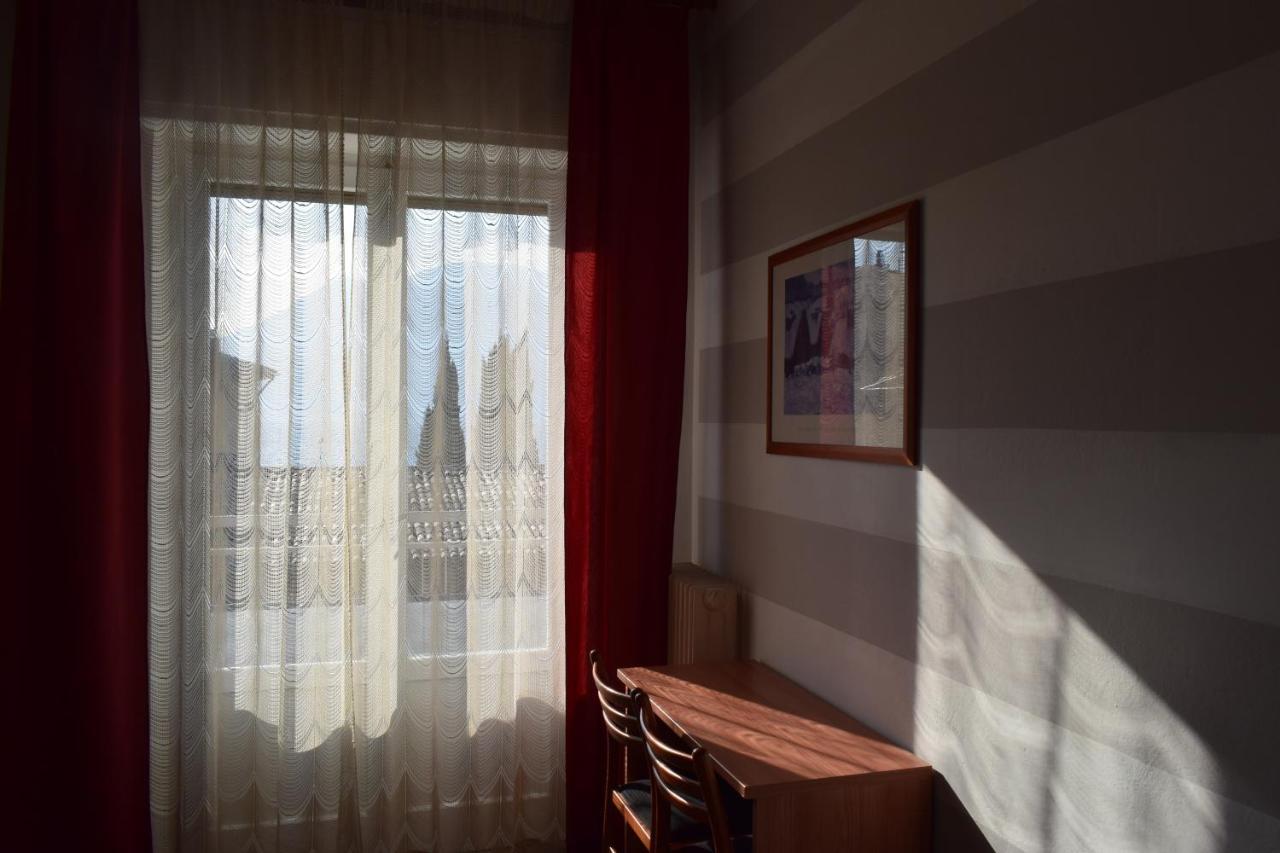 Albergo Al Pescatore Brenzone sul Garda Esterno foto