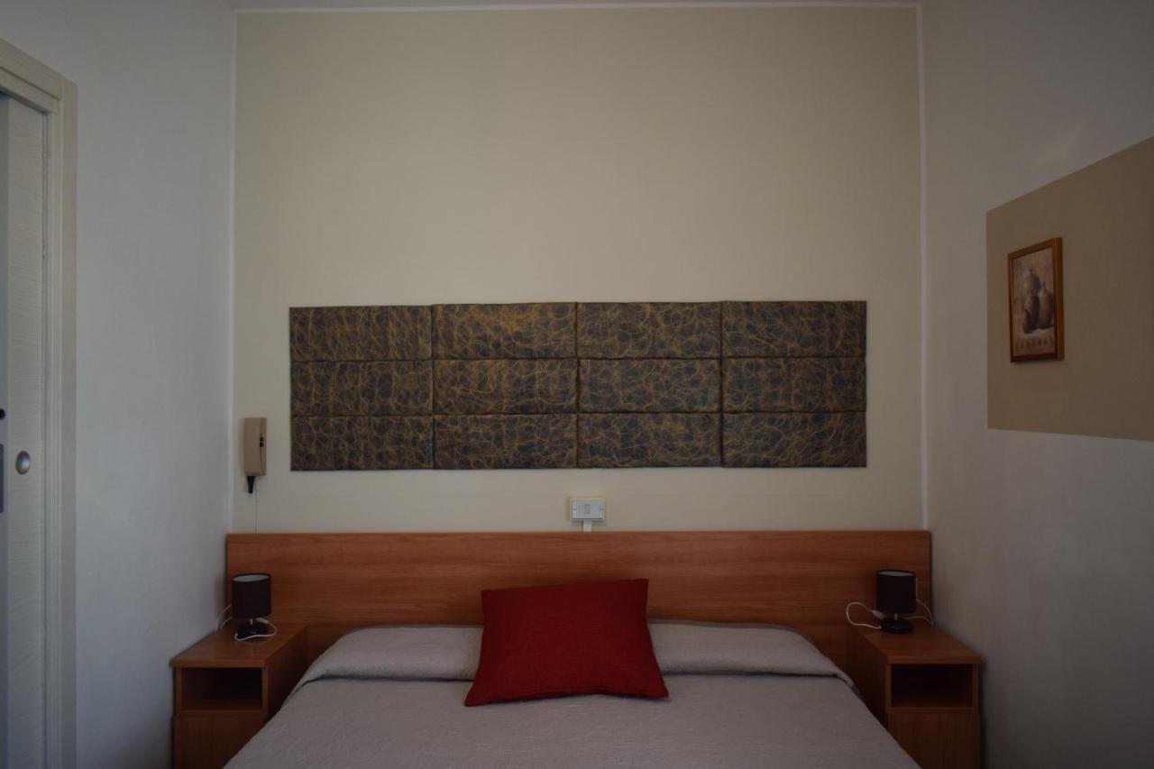 Albergo Al Pescatore Brenzone sul Garda Esterno foto