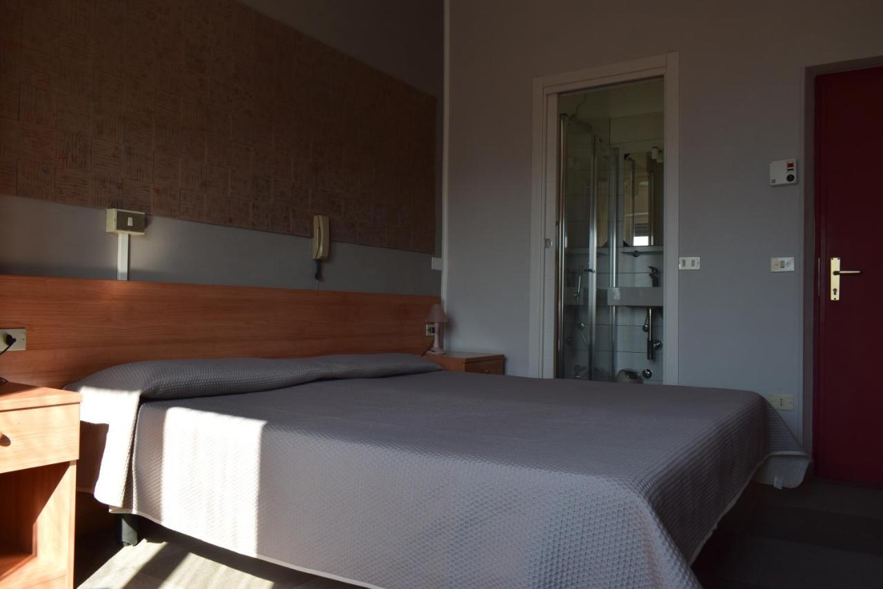 Albergo Al Pescatore Brenzone sul Garda Esterno foto