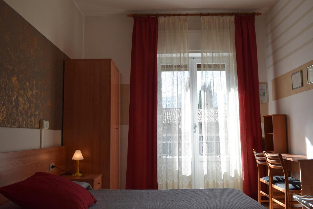 Albergo Al Pescatore Brenzone sul Garda Esterno foto