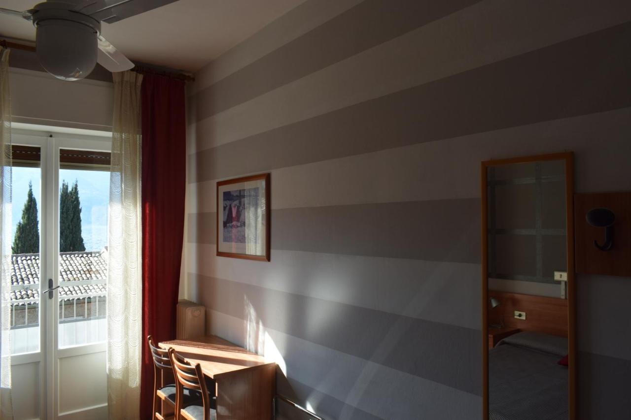 Albergo Al Pescatore Brenzone sul Garda Esterno foto