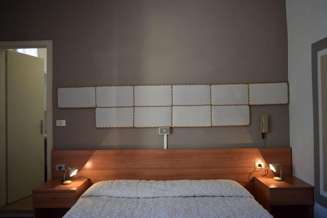 Albergo Al Pescatore Brenzone sul Garda Esterno foto