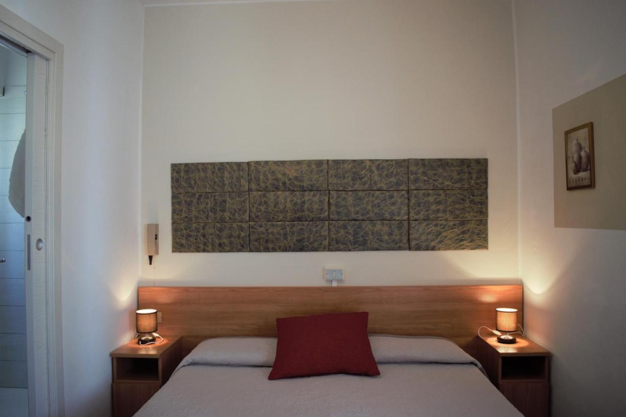 Albergo Al Pescatore Brenzone sul Garda Esterno foto