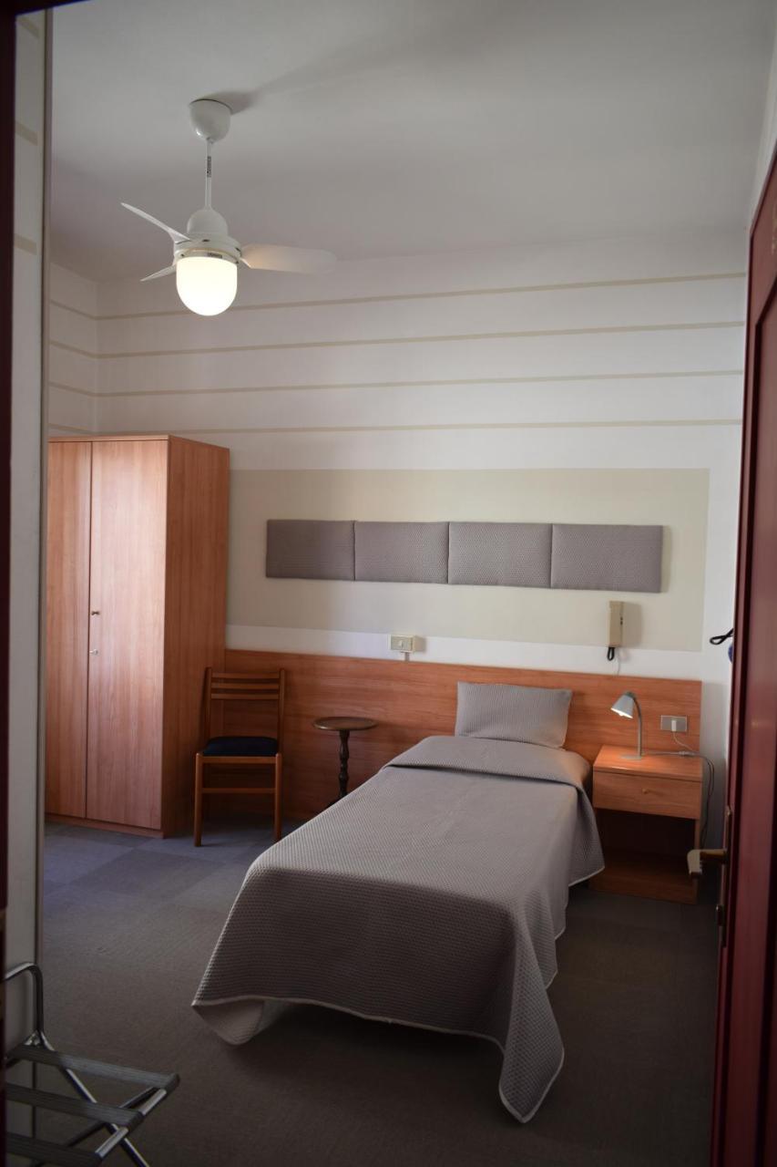 Albergo Al Pescatore Brenzone sul Garda Esterno foto
