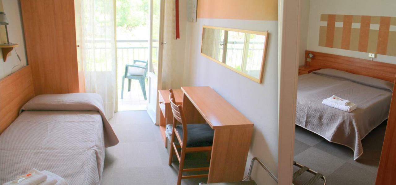 Albergo Al Pescatore Brenzone sul Garda Esterno foto
