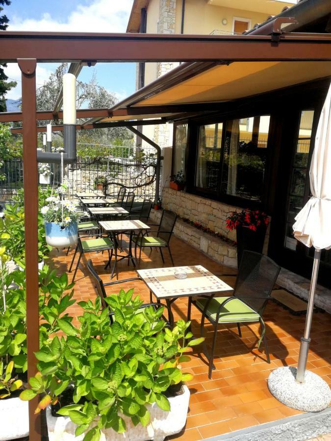 Albergo Al Pescatore Brenzone sul Garda Esterno foto