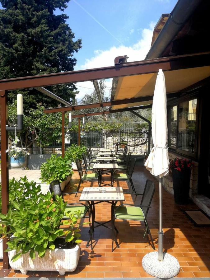 Albergo Al Pescatore Brenzone sul Garda Esterno foto