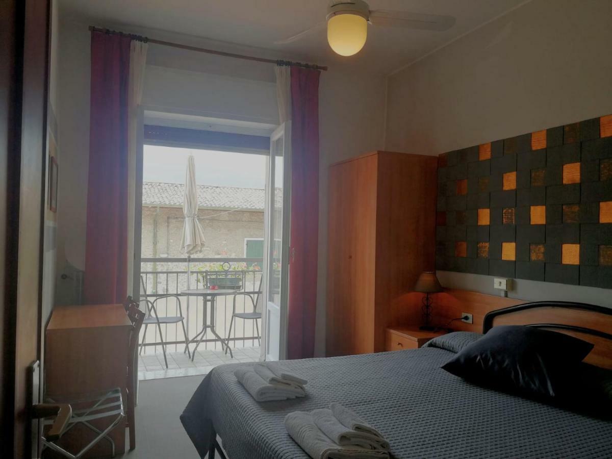 Albergo Al Pescatore Brenzone sul Garda Esterno foto