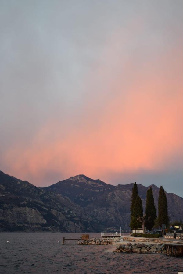 Albergo Al Pescatore Brenzone sul Garda Esterno foto