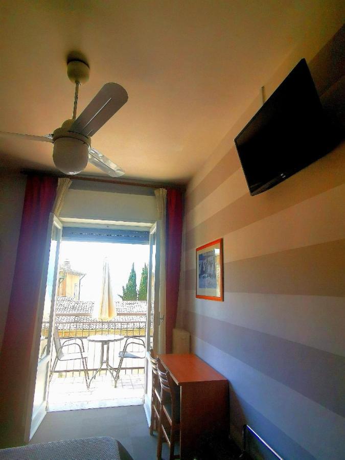 Albergo Al Pescatore Brenzone sul Garda Esterno foto